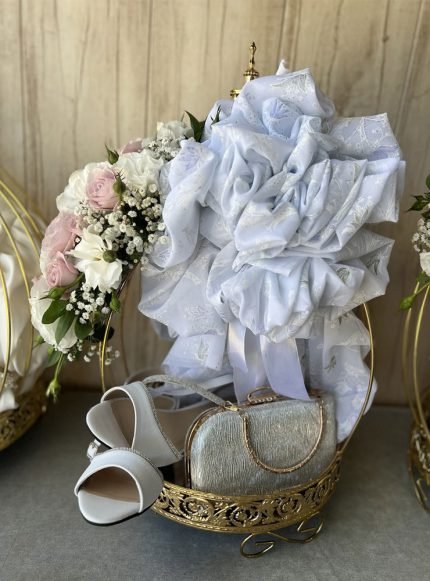  تزیین وسایل بله برون با گل طبیعی