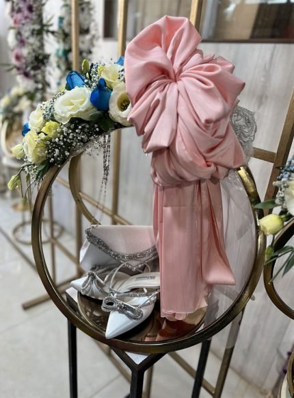  تزیین وسایل بله برون با گل طبیعی