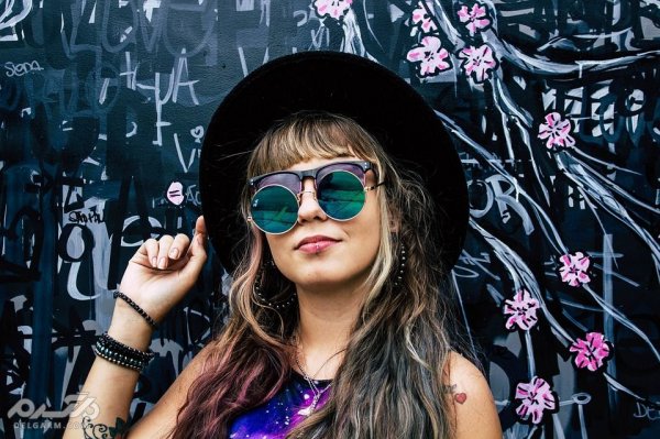  عکس دختر جذاب با عینک دودی