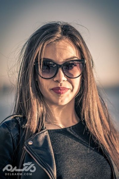  عکس دختر جذاب با عینک دودی