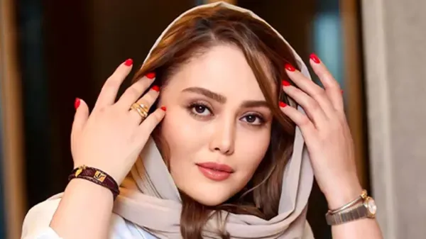  عکس دختر با عینک دودی و شال