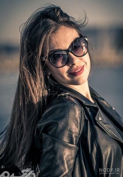  عکس دختر با عینک دودی و شال