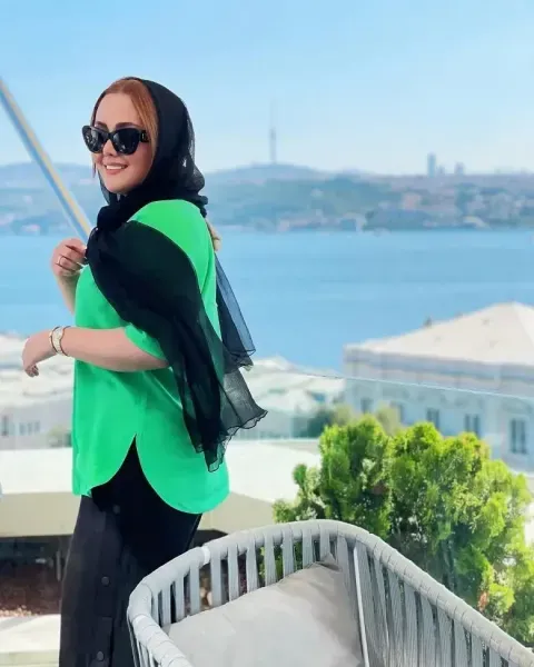  عکس دختر با عینک دودی و شال