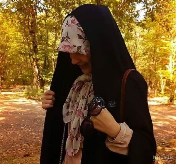 عکس دختر با عینک دودی و شال