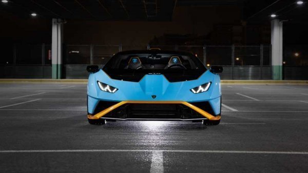  عکس ماشین لاکچری لب ساحل