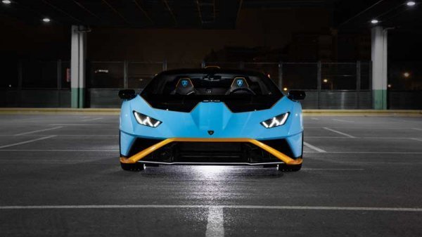  عکس ماشین لاکچری لب ساحل