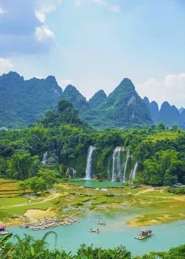  عکس آبشار طبیعی در جنگل سبز برای تصویر زمینه