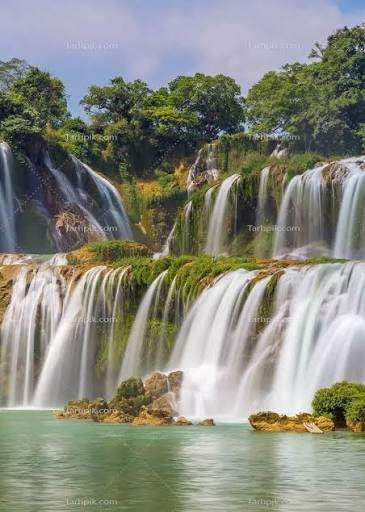  عکس آبشار طبیعی در جنگل سبز برای تصویر زمینه
