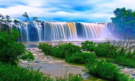  عکس آبشار طبیعی در جنگل سبز برای تصویر زمینه