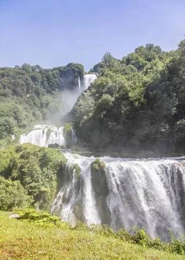  عکس آبشار طبیعی در جنگل سبز برای تصویر زمینه