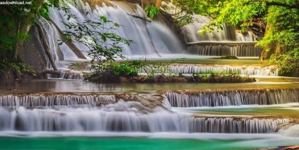  عکس آبشار طبیعی در جنگل سبز برای تصویر زمینه