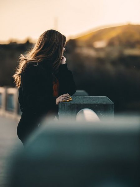  والپیپر دختر غمگین با کیفیت بالا برای گوشی