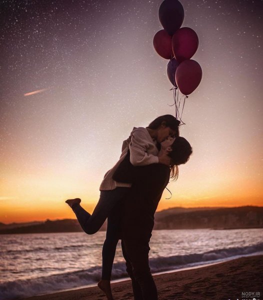  تصویر زمینه عاشقانه زن و مرد کنار ساحل دریا
