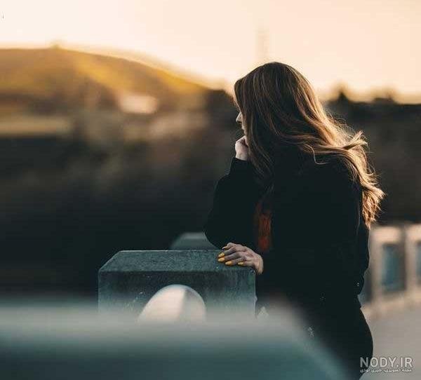 عکس غروب دریا و دختر