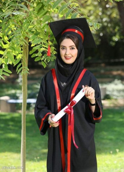 ژست عکس فارغ التحصیلی دانشگاه برای استوری