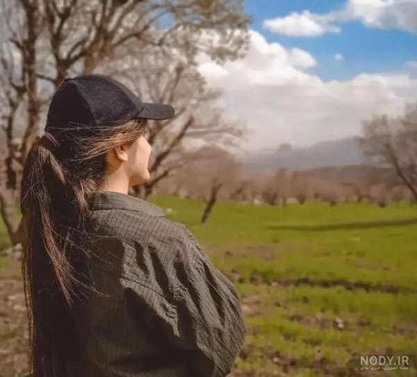  عکس دختر با کلاه از پشت سر