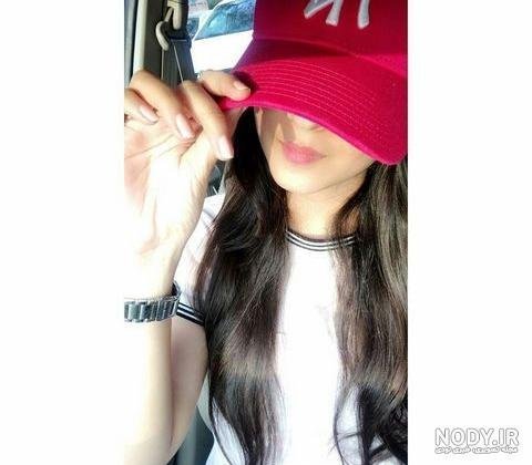  عکس دختر با کلاه از پشت سر