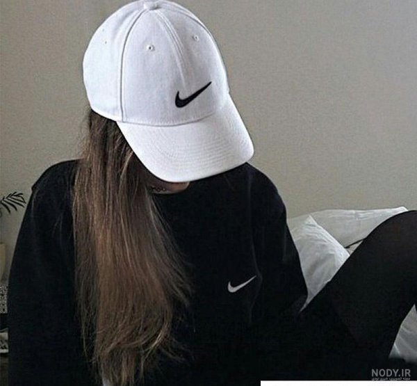  عکس دختر با کلاه از پشت سر