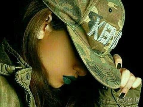 عکس دختر با کلاه از پشت سر