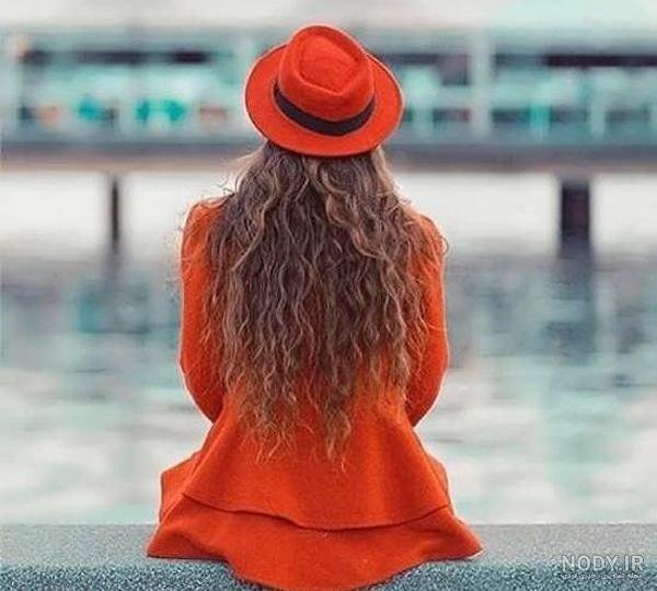  عکس دختر با کلاه از پشت سر