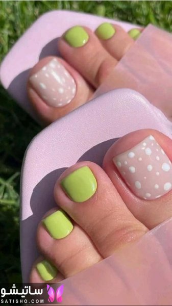 طراحی ناخن پا ساده و شیک قرمز