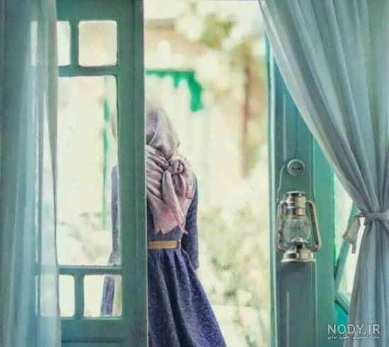 عکس تنهایی کنار پنجره