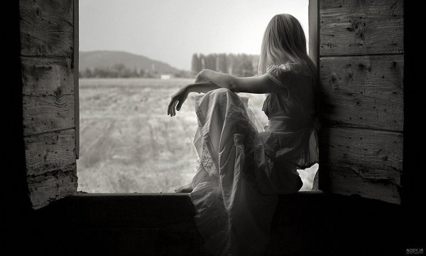 عکس تنهایی کنار پنجره