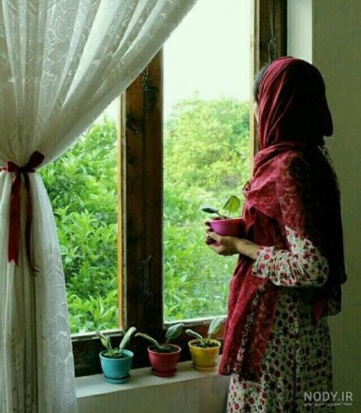 عکس تنهایی کنار پنجره