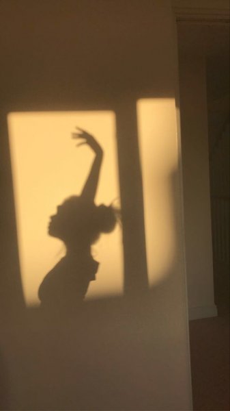  عکس سایه دختر در تاریکی