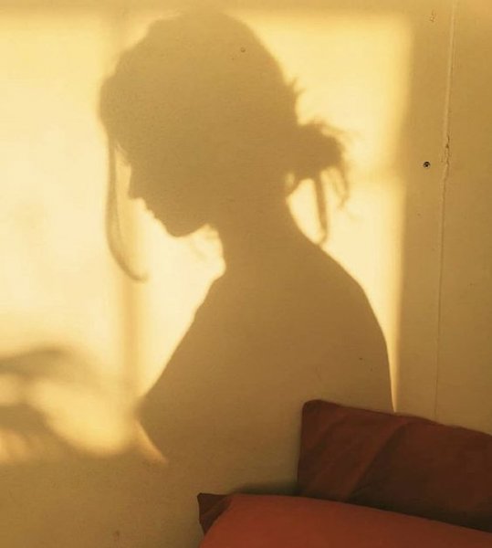  عکس سایه دختر در تاریکی
