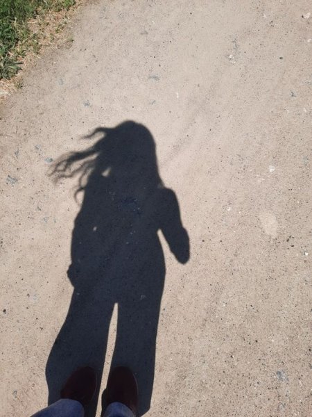  عکس سایه دختر در تاریکی