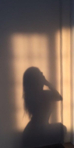  عکس سایه دختر در تاریکی