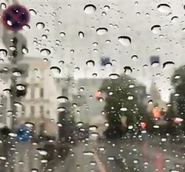  عکس باران روی شیشه ماشین شب