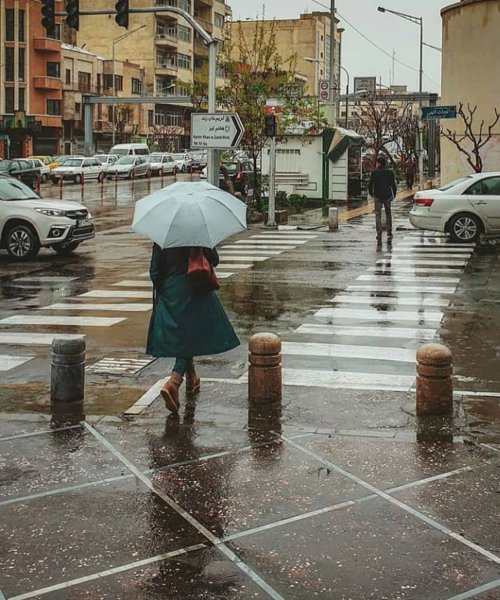  عکس دختر تنها در باران برای پروفایل