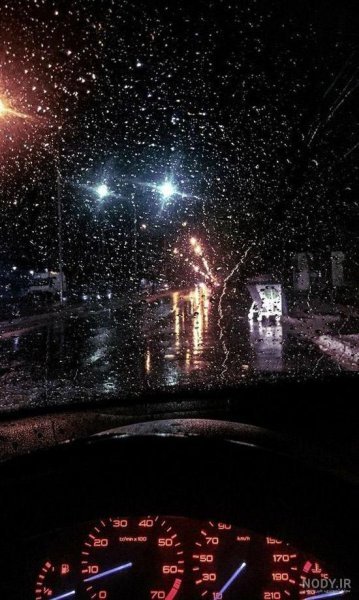  عکس ماشین در جاده بارانی