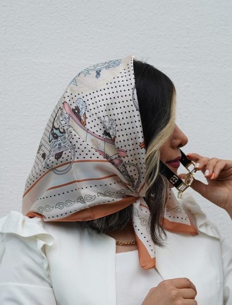 عکس مینی اسکارف ساتن