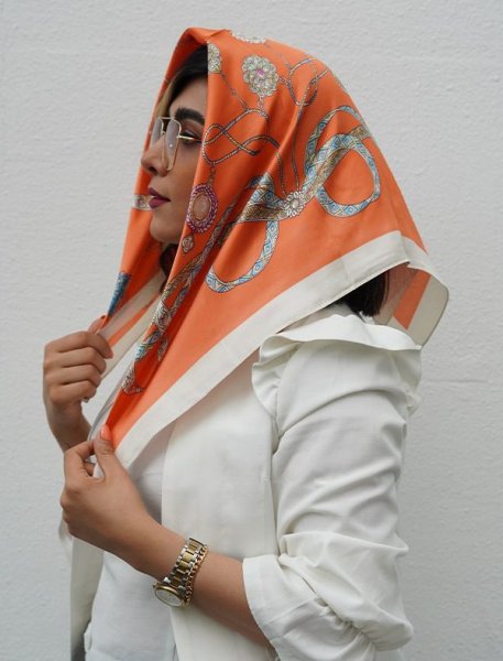 عکس مینی اسکارف ساتن