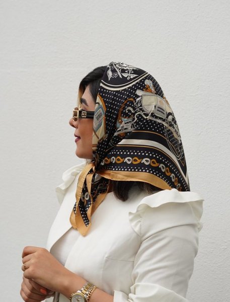 عکس مینی اسکارف ساتن