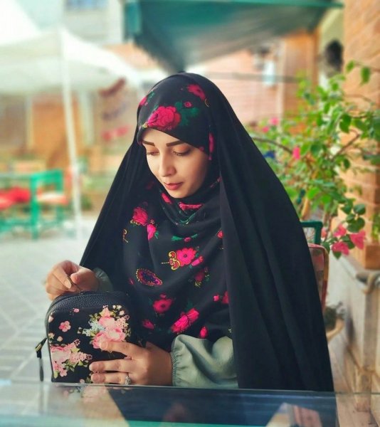 عکس تیپ با حجاب دخترانه با چادر
