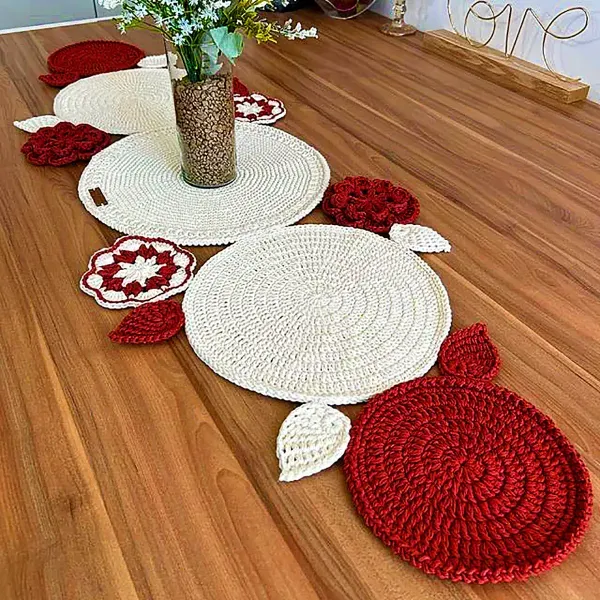 عکس رومیزی قلاب بافی با کاموا
