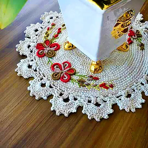 عکس رومیزی قلاب بافی با کاموا