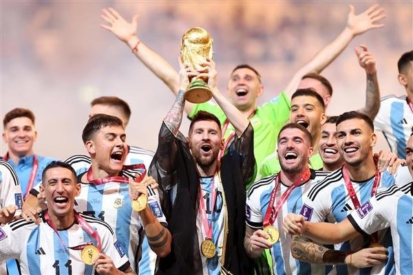  عکس مسی با جام جهانی با کیفیت بالا