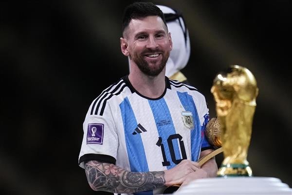  عکس مسی با جام جهانی با کیفیت بالا