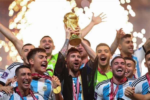  عکس مسی با جام جهانی با کیفیت بالا