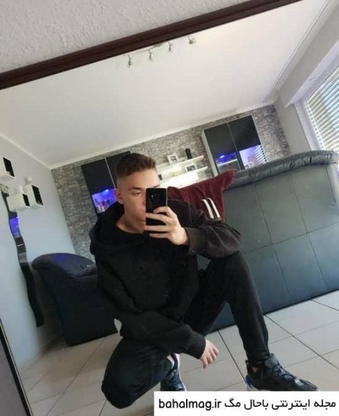 عکس جلو آینه با ایفون پسرانه