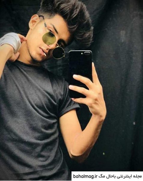 عکس جلو آینه با ایفون پسرانه