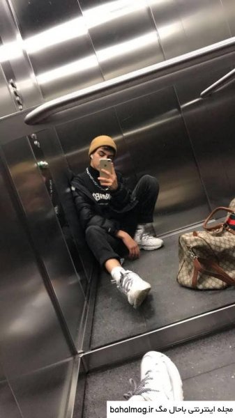 عکس جلو آینه با ایفون پسرانه