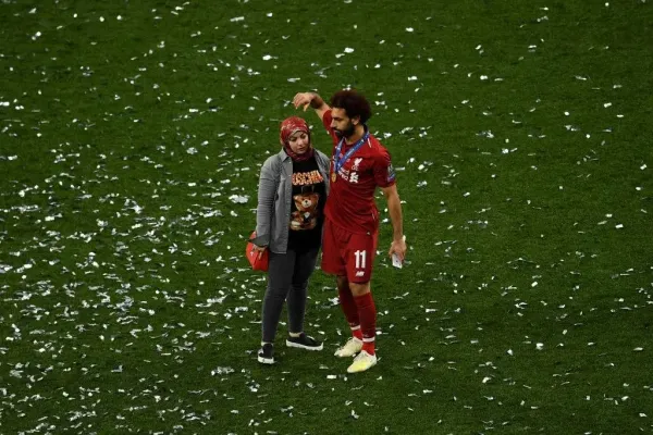  عکس محمد صلاح و همسرش در استخر
