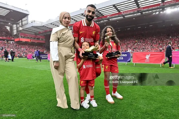  عکس محمد صلاح و همسرش در استخر