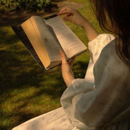  عکس هنری با کتاب اینستاگرام